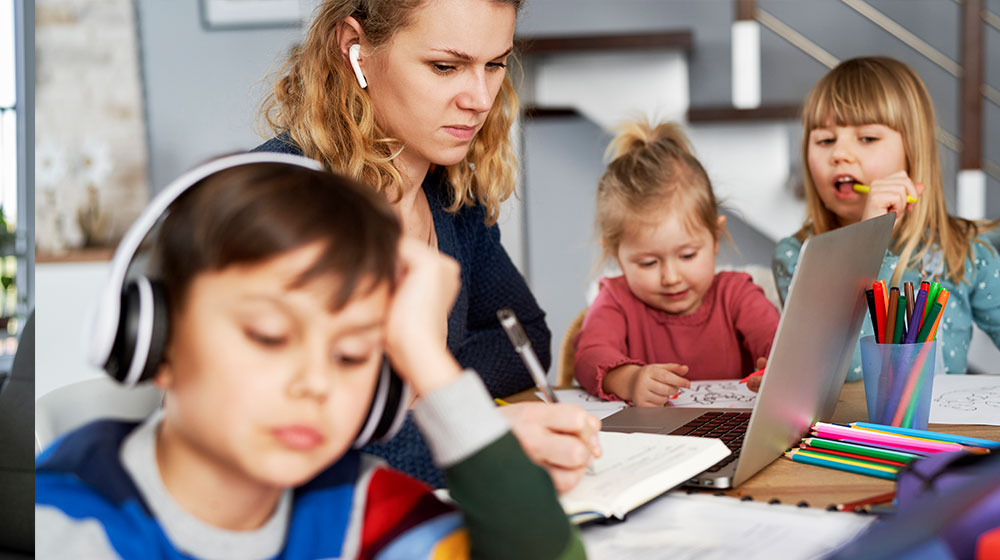 Durch Familie und Beruf doppelt belastete Mutter im Home Office